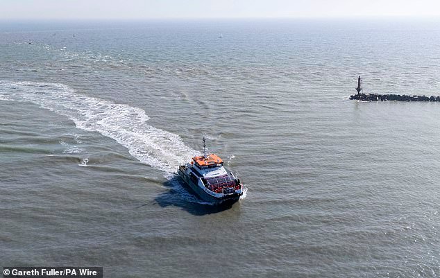 Los inmigrantes iraníes ya se encuentran en la costa del Canal de la Mancha tratando de llegar a Gran Bretaña para escapar de la guerra, advirtiendo: “Hay muchos más en camino”.