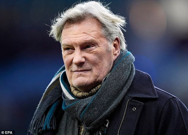 Glenn Hoddle, de 68 años, se ofrece a intervenir y salvar al Tottenham mientras caen en picado hacia el descenso e Igor Tudor ya está bajo presión después de sólo tres partidos.
