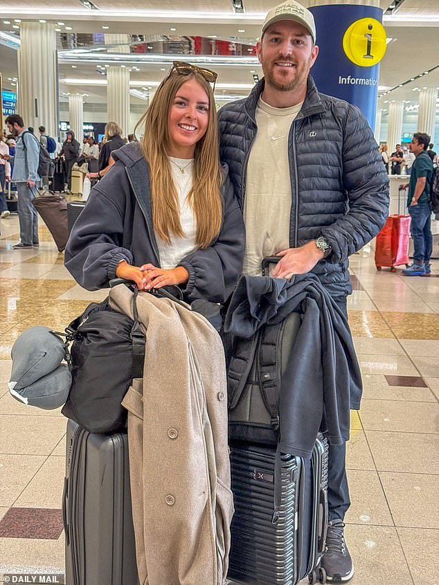 Los británicos intentan escapar de la asediada Dubai: los turistas informan que el pánico generalizado se apodera de los aeropuertos de los EAU, y su única opción es un viaje de ocho horas a Omán.