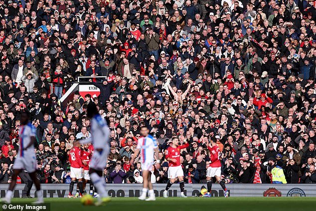 Los fanáticos del Man United están respondiendo después de haber sido “ignorados” por el club cuando los precios de los boletos de temporada aumentaron por QUINTO año consecutivo.