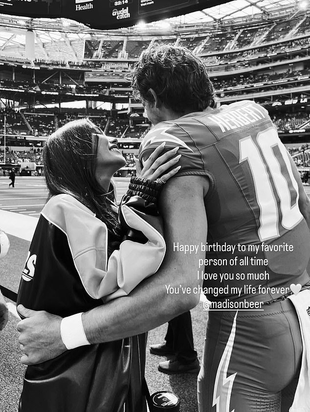 La estrella de la NFL Justin Herbert elogia a su novia Madison Beer en su cumpleaños número 27: “Cambió mi vida para siempre”