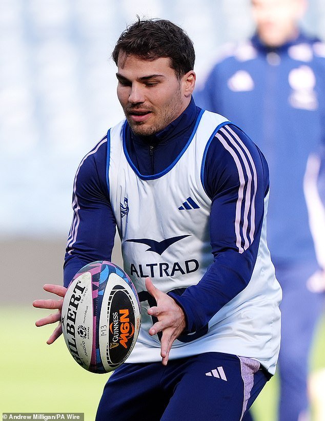 Finn Russell versus Antoine Dupont: dos talentos generacionales en la cima de sus poderes. Los dos mejores jugadores del mundo en este momento. Al mismo tiempo, en el mismo campo, con un trofeo por ganar… podría ser un partido para siempre.