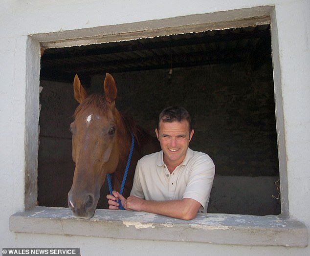 El entrenador de caballos de Grand National que ‘atacó a un cuidador en su propiedad con un palo de hockey’ dice que un hombre en realidad se cayó sobre su Cockapoo fuera de control