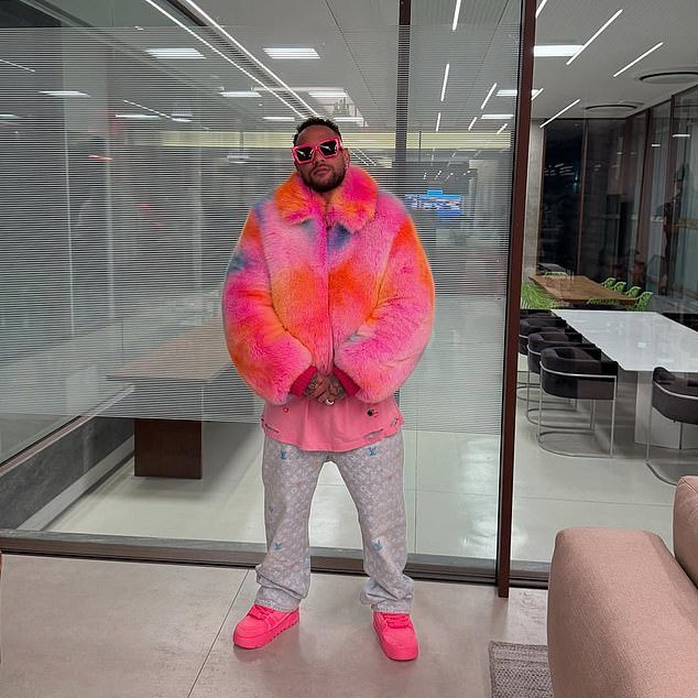 La chef brasileña demanda a Neymar, alegando que cocinó para el futbolista y su séquito de 150 personas durante 16 HORAS al día.