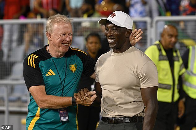 Una mirada a la turbulenta carrera como entrenador del ex Dwight Yorke de Katie Price: la leyenda del Man United abandonó el ‘equipo de pub’ australiano en un choque impactante y abandonó su país de origen por una disputa salarial