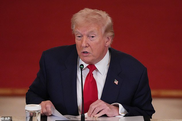 Tiger Woods se saltará la mesa redonda de Trump en la Casa Blanca mientras el presidente desvía su atención de Irán hacia los deportes universitarios.