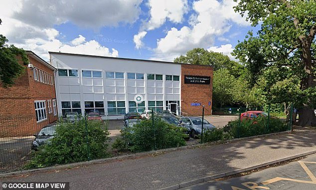 Indignación cuando una “multitud antisemita que lo vitoreaba” insta a escolares judíos a “regresar a las cámaras de gas” durante un torneo de fútbol para menores de 15 años.