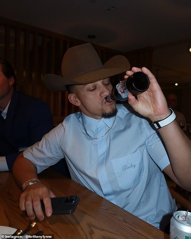 Patrick Mahomes bebe una cerveza mientras se recupera de un ligamento cruzado anterior desgarrado mientras su esposa Brittany queda atónita en la boda de un amigo.