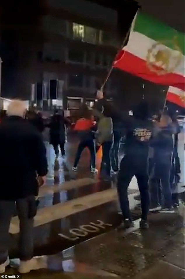La guerra de Irán llega a Londres: En este momento se registran escenas violentas entre iraníes frente a una mezquita de la capital