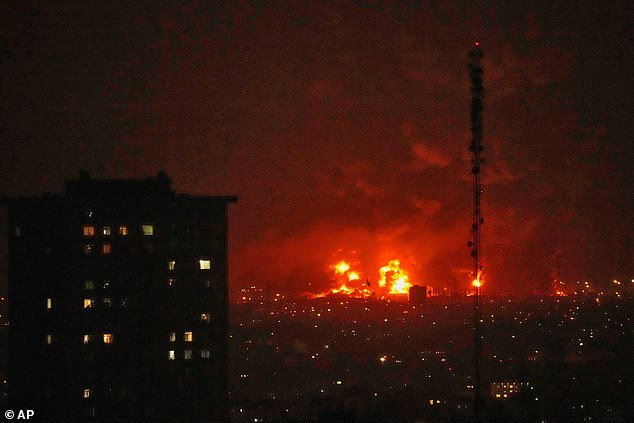 Infierno en la Tierra: La Media Luna Roja advierte que Teherán podría verse inundado por lluvias tóxicas que pueden causar quemaduras químicas en la piel y daños pulmonares después de que Israel atacara instalaciones petroleras