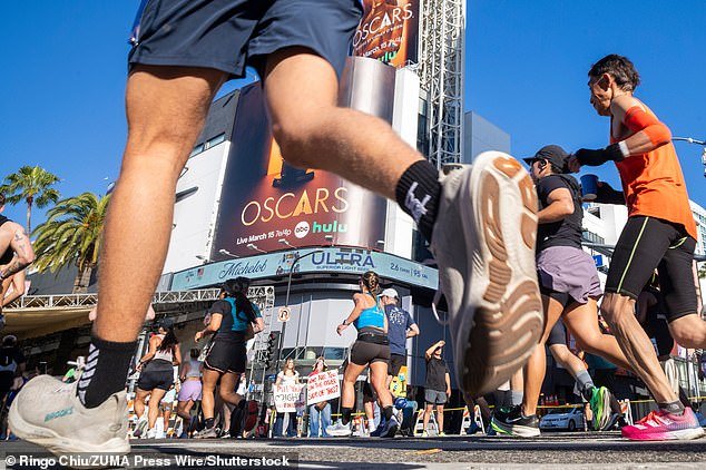 Los fanáticos condenan a los organizadores del LA Marathon como “patéticos” por otorgar medallas a los corredores que no terminaron la carrera.