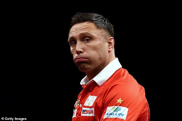 La estrella de los dardos Gerwyn Price sufre una grave lesión en la ingle en el Abierto de Reino Unido