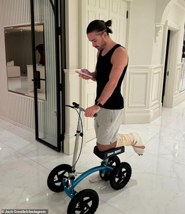 Jack Grealish ofrece una actualización sobre su lesión cuatro semanas después de la cirugía del pie mientras la estrella de Inglaterra y el Everton revela su rutina de recuperación, desde saunas hasta scooters de rodilla.