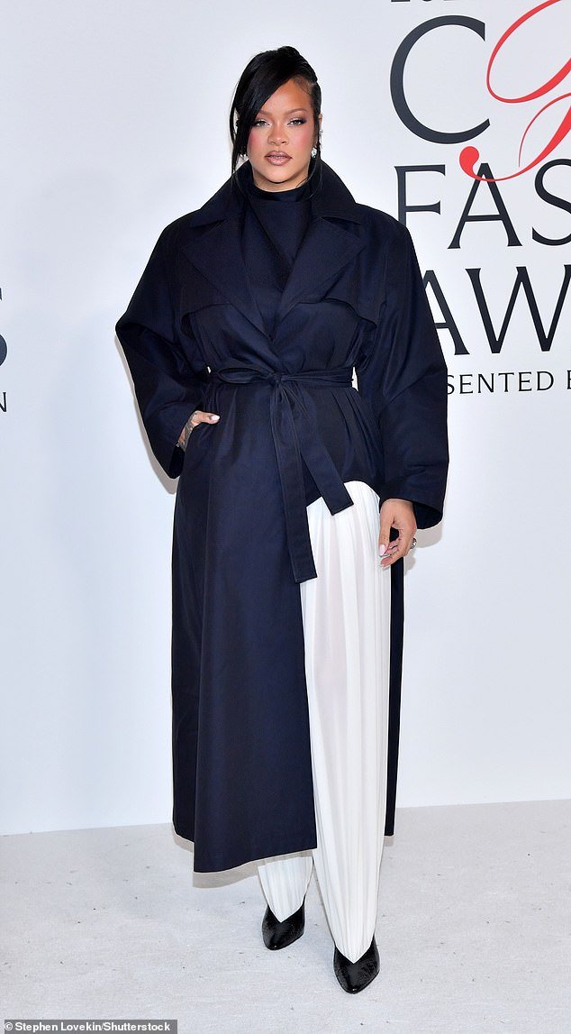 La casa de Rihanna en Beverly Hills recibió un disparo cuando una mujer fue arrestada después de disparar múltiples tiros mientras la cantante estaba adentro