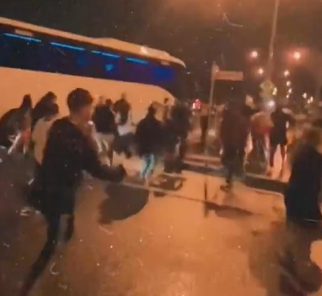 La selección femenina de fútbol de Irán da “SOS” desde un autobús que la lleva a casa después de ser tildada de “traidora” por negarse a cantar el himno nacional.