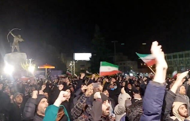 Los recalcitrantes iraníes de línea dura se regocijan por el nombramiento del hijo de Jamenei como nuevo Líder Supremo y prometen intensificar los ataques con misiles contra la “infraestructura”.