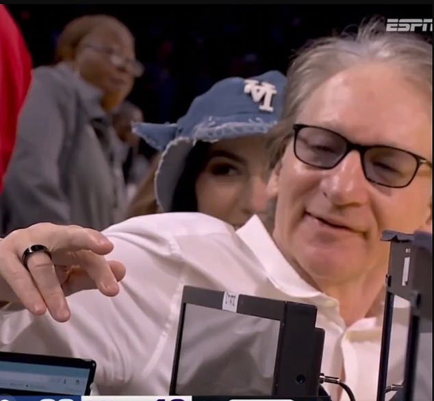 Bill Maher se lesiona después de que un jugador de la NBA se estrellara contra su asiento en la cancha en el partido de los Lakers