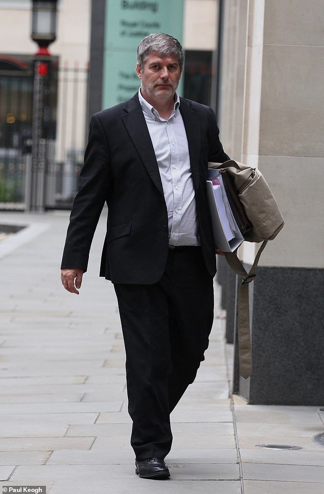 Un estafador estafó a víctimas de edad avanzada con £11 millones organizando seminarios de ahorro en hoteles