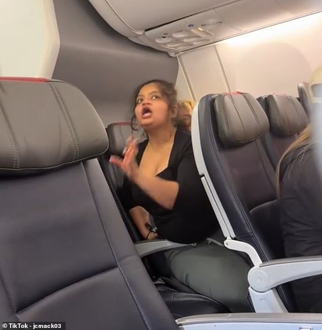 Desagradable pasajera de American Airlines se desploma acusada de reproducir videos por los parlantes