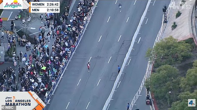 Momento increíble: un corredor estadounidense supera a su rival para ganar el maratón de Los Ángeles en el final más reñido de la historia