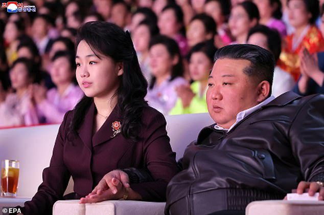 Un canoso Kim Jong Un sentado de la mano de su hija en un concierto y elogia a las mujeres “de voluntad fuerte” pero “físicamente débiles” de Corea del Norte.