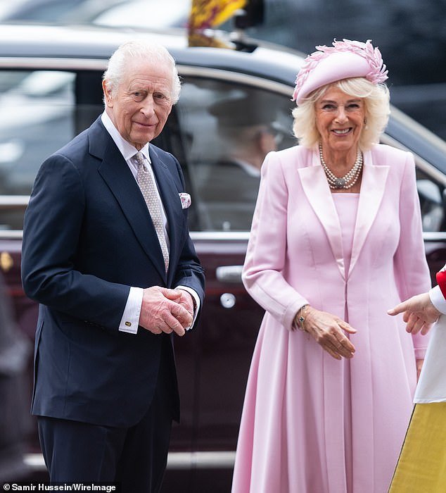 Es probable que el rey Carlos discuta la eliminación de Andrés de la línea de sucesión con los líderes de la Commonwealth, ya que el futuro de Beatriz y Eugenia sigue siendo incierto.