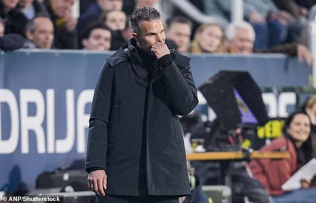 Robin van Persie responde a los llamados de los fanáticos del Feyenoord para despedirlo, mientras los gigantes holandeses pierden puntos ante oponentes amenazados por el descenso.