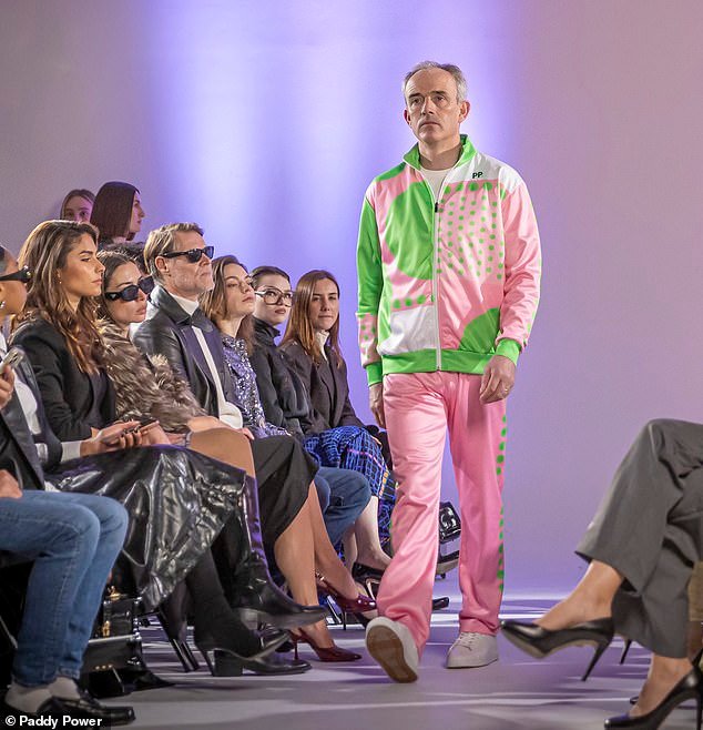 ¡Del circuito a la pista! Modelos con chándales JOCKEY SILKS descienden de la Semana de la Moda de París antes del inicio del Festival de Cheltenham