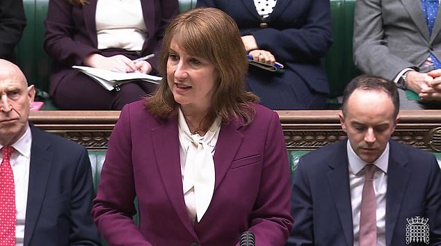 Reeves insta a los británicos a prepararse para la guerra de Trump contra Irán para meterse en el bolsillo: la canciller advierte sobre un aumento de la inflación porque teme que la gasolina pueda alcanzar un récord de £ 2 por litro