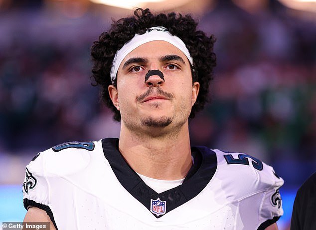 Los Philadelphia Eagles se sacudieron cuando Jaelan Phillips se fue para unirse a los Carolina Panthers en un acuerdo de $120 millones.