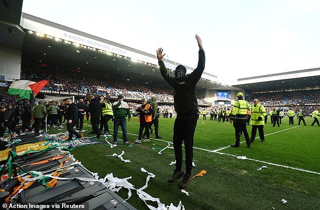 Vestidos de negro, con máscaras y sudaderas con capucha, los ultras de Old Firm irrumpieron en el campo… avergonzando a los clubes que habían fracasado tan espectacularmente a la hora de hacer frente a su creciente amenaza.