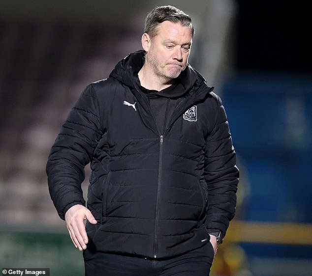 El héroe de culto de la Premier League fue liberado por el club EFL en medio de preocupaciones por el descenso