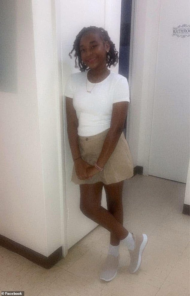 Una niña de 12 años muere al bajarse del autobús escolar tras una discusión con otro alumno