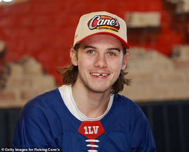 El héroe del hockey olímpico de EE. UU., Jack Hughes, revela su plan para finalmente arreglarse los dientes después de pagar un alto precio por la medalla de oro.