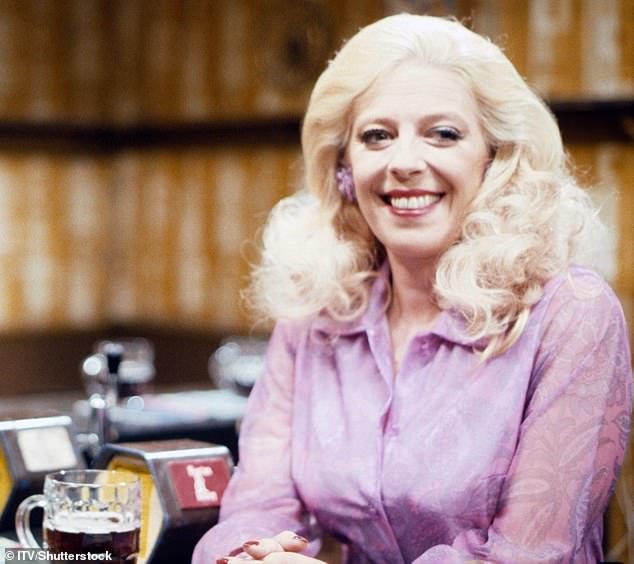 La antigua mansión de Julie Goodyear valorada en 1,5 millones de libras está en el centro de la disputa de planificación, ya que los lugareños temen que pueda utilizarse para albergar a inmigrantes ilegales.