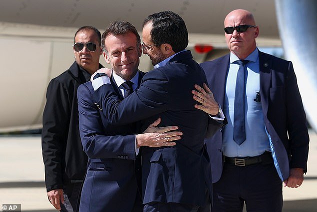 ¡Ahora la Armada francesa navega al rescate! La cálida bienvenida de Macron en Chipre mientras promete proteger el Estrecho de Ormuz