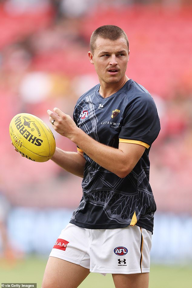 Por qué la estrella del fútbol tiene problemas con la AFL por esta foto aparentemente inocente