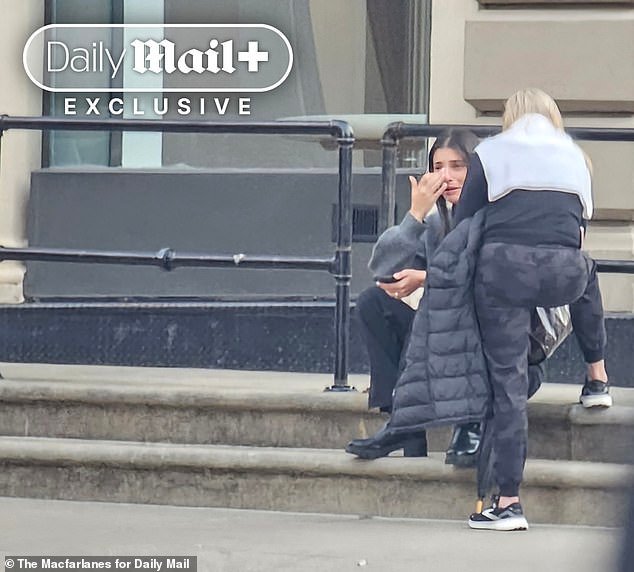 Momento en que la esposa del hermano de Alexander se desploma llorando en la calle: Dramático relato minuto a minuto del colapso total de la familia tras el veredicto de culpabilidad, dejándolos temblando