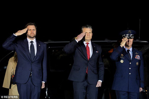 JD Vance asiste a la repatriación digna de un soldado caído asesinado en la Operación Furia Épica, mientras Trump revela que el vicepresidente estaba “menos entusiasmado” con la guerra en Irán.