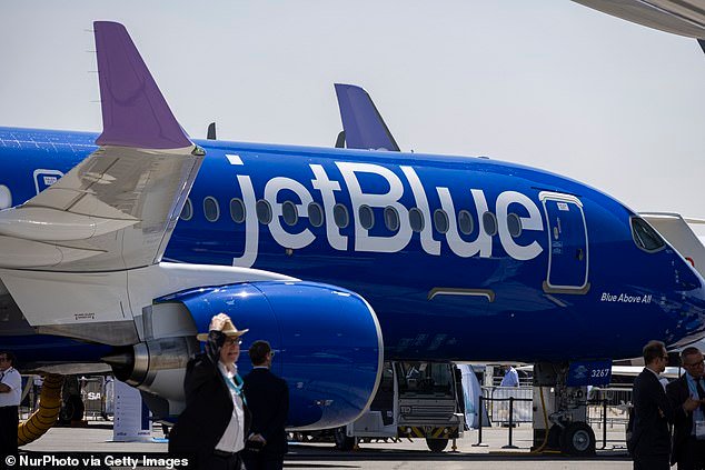 Hay una parada en tierra para todos los vuelos de JetBlue en los EE. UU. mientras la aerolínea trabaja para evitar el caos en el aeropuerto.