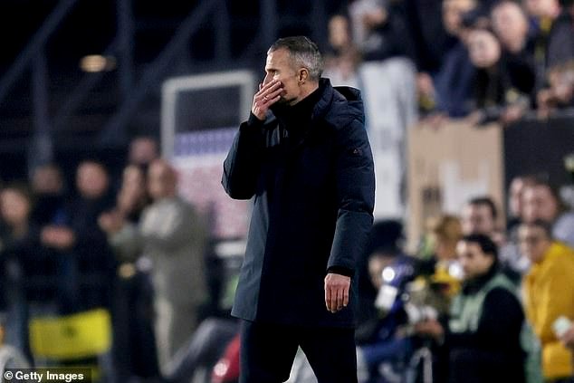 Feyenoord toma una decisión sobre el futuro de Robin van Persie después de que los fanáticos corearan “¡Robin, vete!” coreado mientras el equipo de Raheem Sterling se encuentra muy por detrás en la carrera por el título