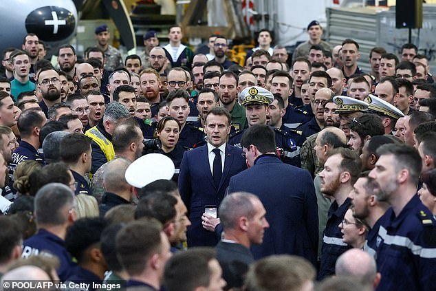 “¡Puedes confiar en Francia!” El alegre Macron controla el caos militar británico sobre su base en Chipre con un brillante vídeo sobre el poder naval francés.
