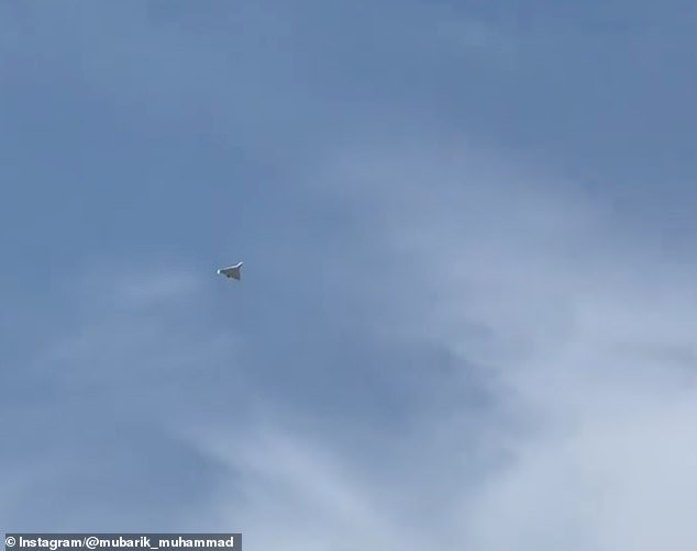 Pelea de perros sobre Dubai: momento increíble: un avión de combate de los Emiratos Árabes Unidos rastrea y dispara al dron iraní Shahed mientras los bañistas observan desde abajo