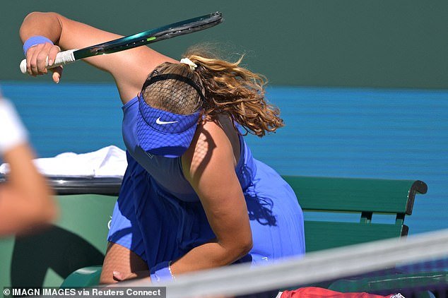 La campeona defensora de Indian Wells, Mirra Andreeva, de 18 años, hace un berrinche furioso mientras arremete con la raqueta, golpeándose y diciéndole a la multitud: “Que se jodan todos” después de perder ante un oponente no cabeza de serie.