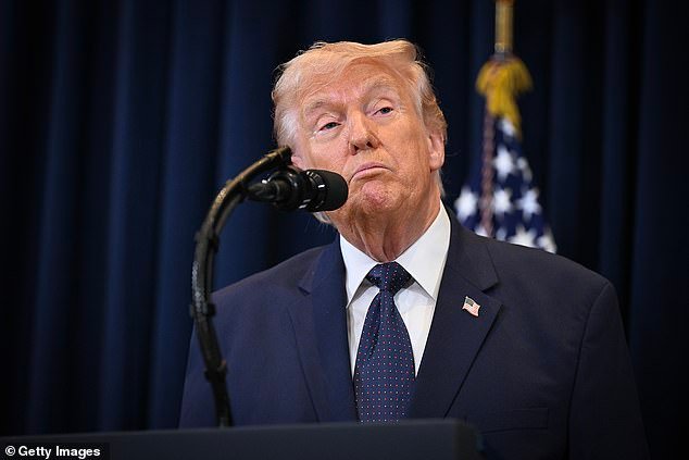 Trump “no quería escuchar” las gélidas excusas legales de Starmer sobre Irán, mientras el Primer Ministro “retrasó la visita de estado de King” para aliviar las tensiones.