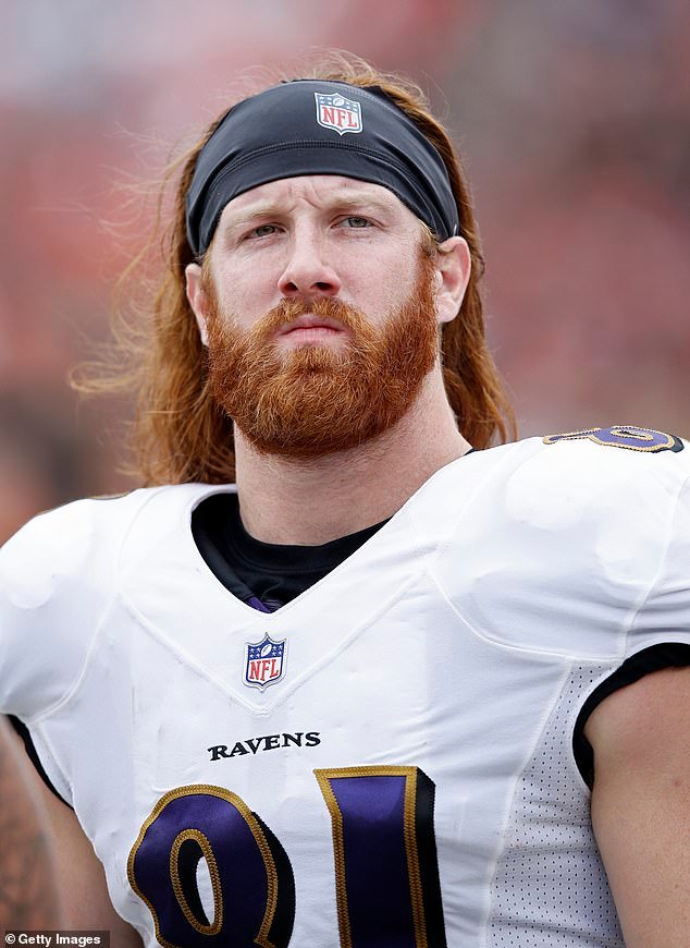 Hayden Hurst se retira del fútbol durante seis años después de revelar entre lágrimas su intento de suicidio y crear una organización benéfica.