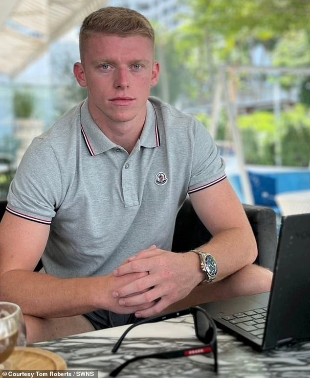 Un niño apodado “el niño más travieso de Gran Bretaña” ha crecido y gana £360.000 al año dirigiendo una escuela de desarrollo personal en Tailandia.