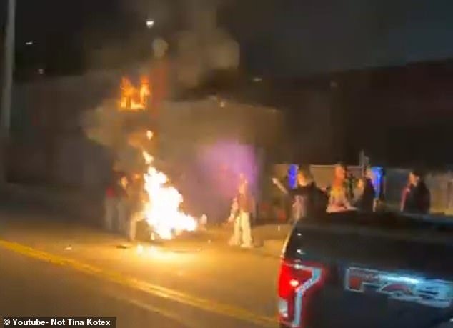 Manifestante que quema bandera se prende fuego accidentalmente frente a las instalaciones de ICE