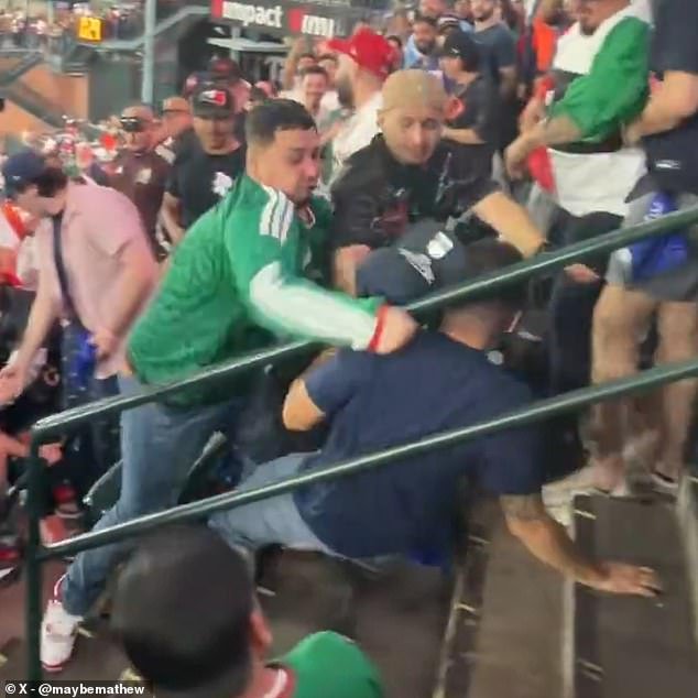 Se desata una pelea salvaje entre fanáticos de Estados Unidos y México durante el emocionante enfrentamiento del Clásico Mundial de Béisbol en Houston.