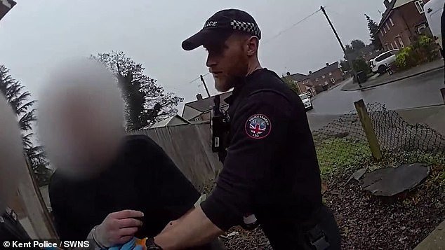 Después de una dramática persecución, la policía atrapa a un ladrón que saltó por la ventana para escapar de la policía.